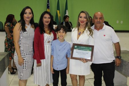 Câmara faz entrega de título de cidadã Campomaiorense a professora da UESPI Vanessa Negreiros