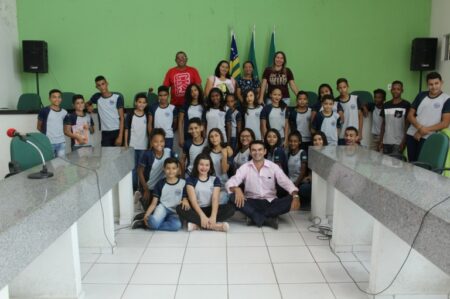 Estudantes da rede pública visitam Câmara Municipal para entender o funcionamento do Poder Legislativo