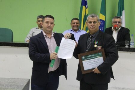 José Flávio Furtado Marinho recebe título de cidadania campomaiorense na Câmara Muncipal